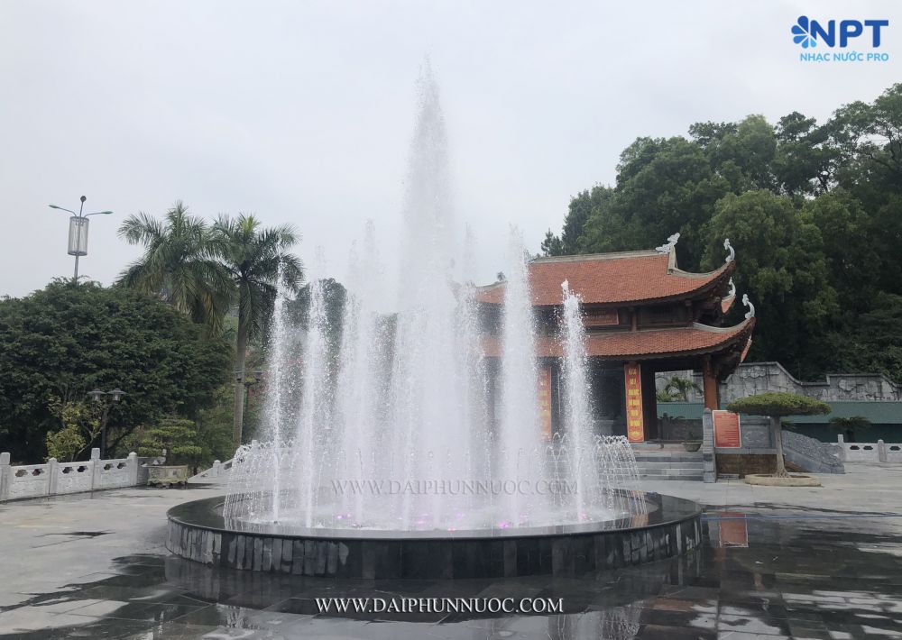 Đài phun nước ban ngày – tia nước trắng tinh